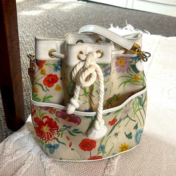 Gucci Handbags - Gucci 🌷Vintage Gucci Flora Bucket crossbody with removable strap